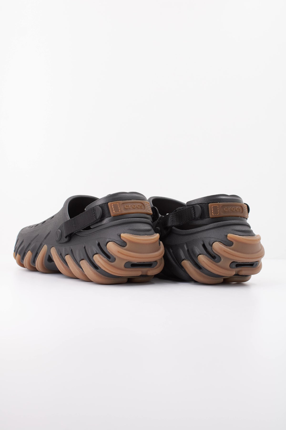 CROCS SANDALIA ECHO GUM RO CLOG en color NEGRO  (4)