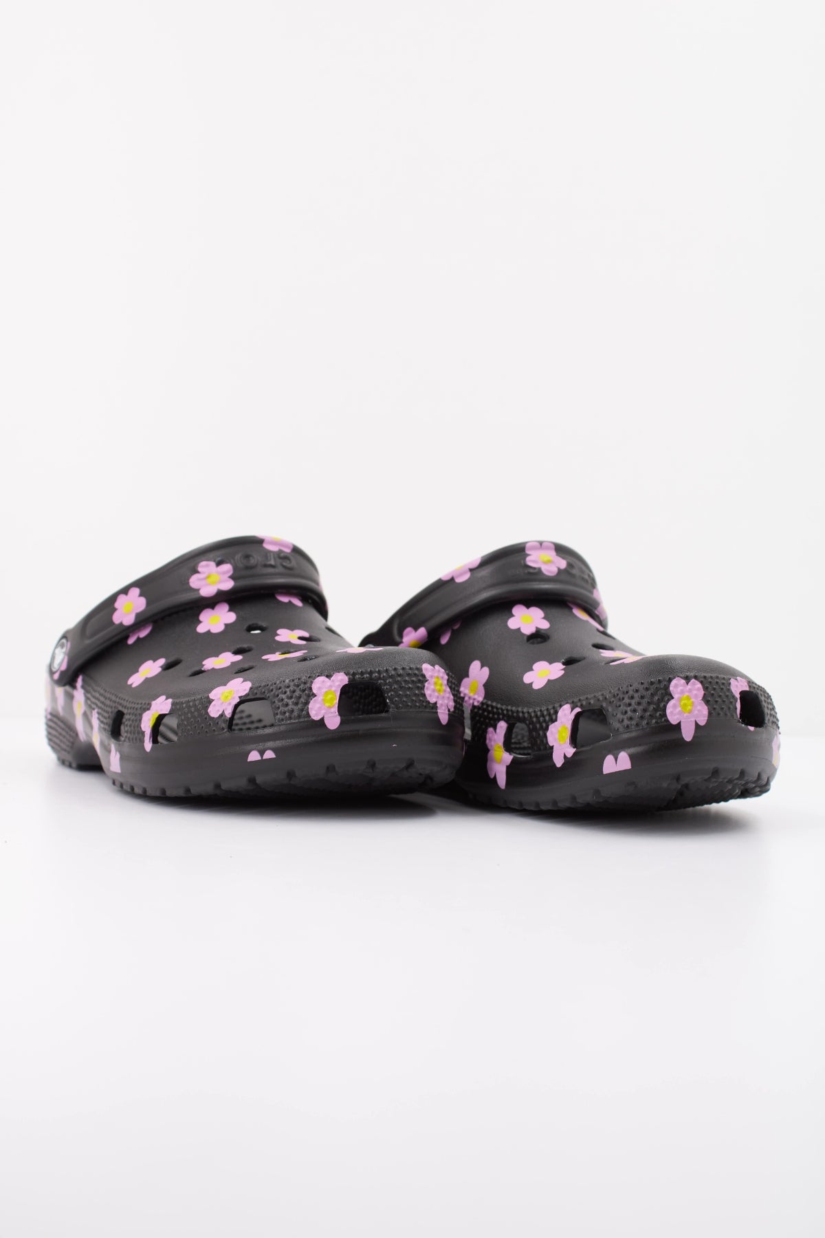 CROCS SANDALIA CLASSIC FLOWER CLO en color NEGRO  (2)