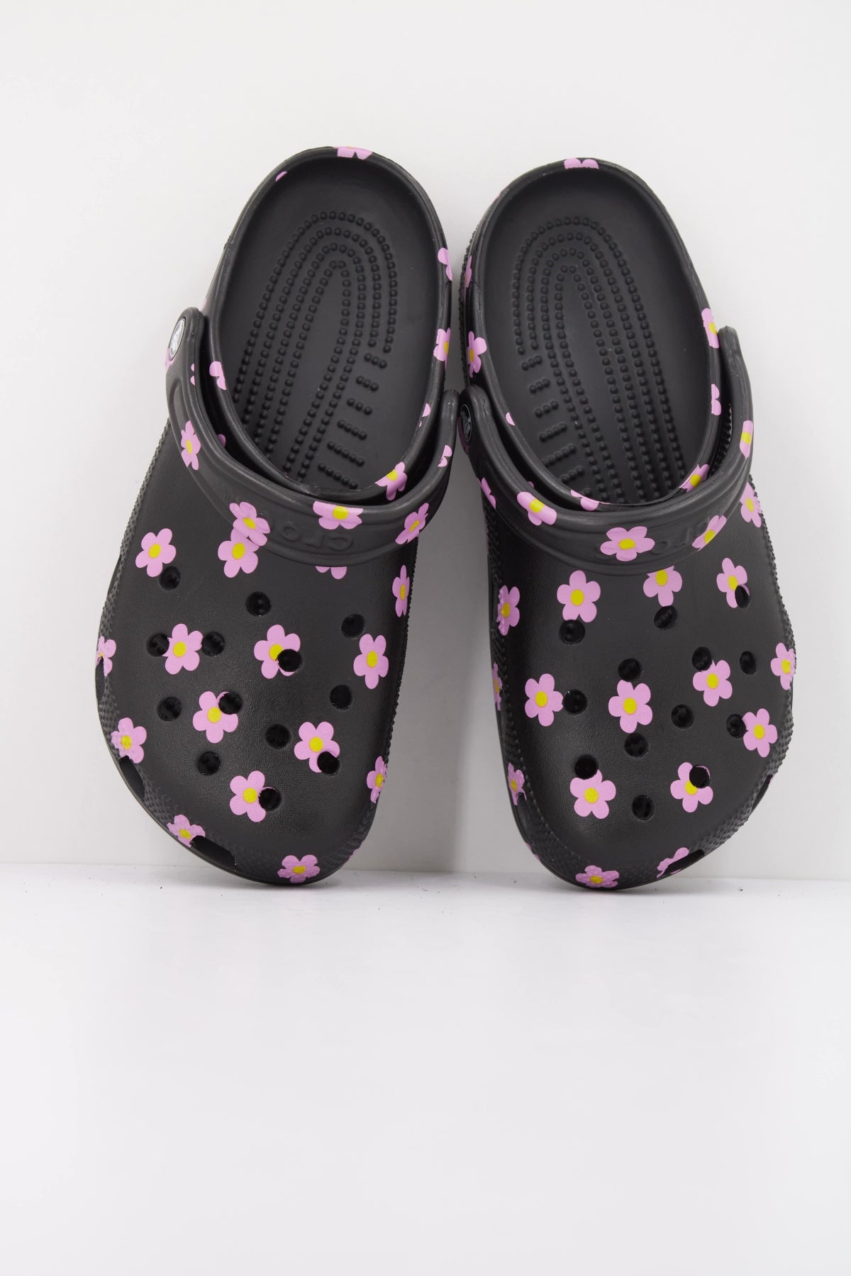 CROCS SANDALIA CLASSIC FLOWER CLO en color NEGRO  (3)