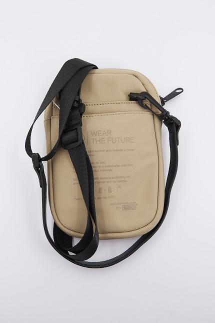 MUNICH M RECYCLED X CROSSBODY SMALL en color BEIS  (2)