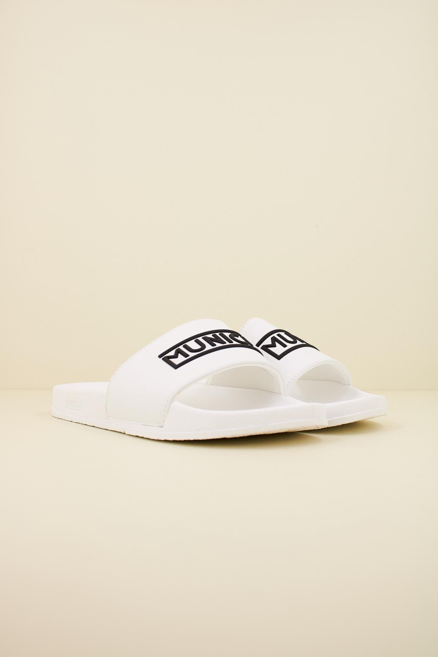 MUNICH FLAT SLIDER D LOGO WH en color BLANCO  (2)