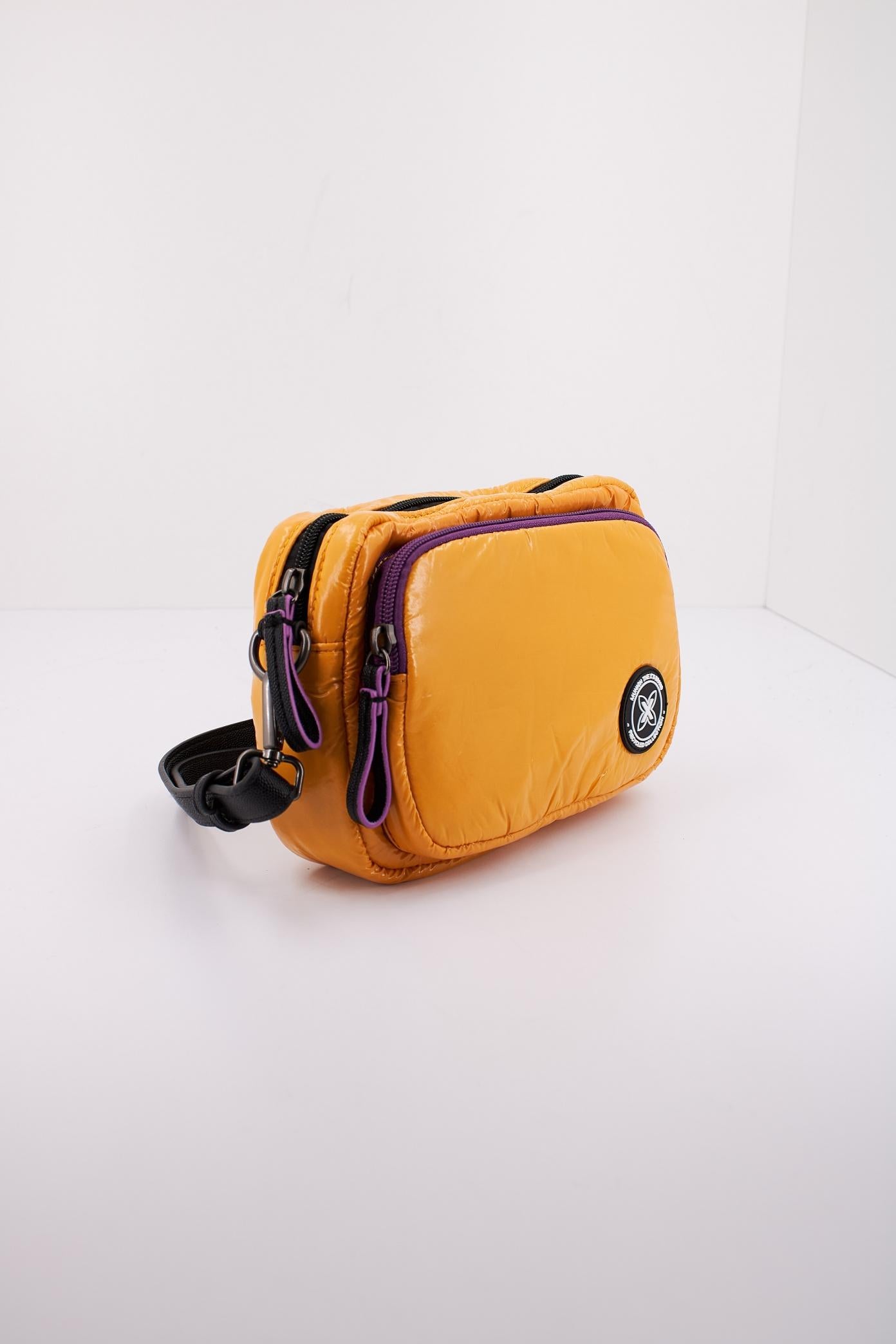 MUNICH GLOSS RECYCLED CROSSBODY en color AMARILLO  (2)