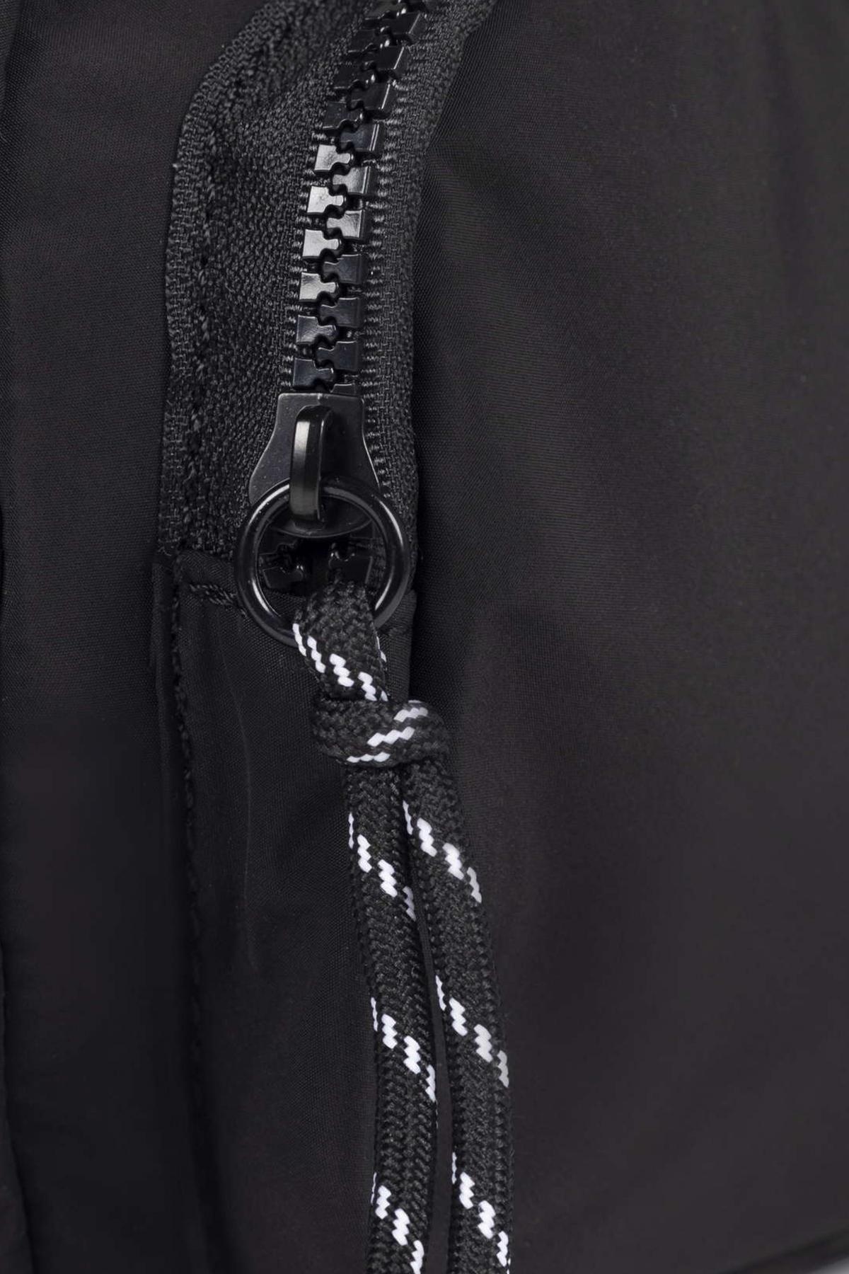 MUNICH  SHALLOW CROSSBODY CAMERA en color NEGRO  (4)