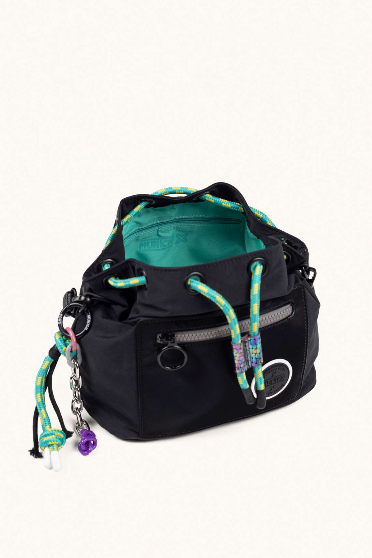 MUNICH DEEP RECYCLED FW BUCKET en color NEGRO  (3)