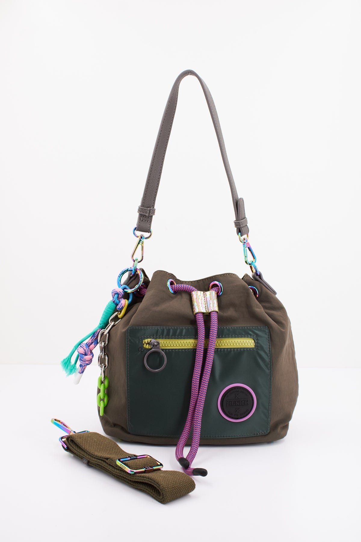 MUNICH DEEP RECYCLED FW BUCKET en color VERDE  (1)