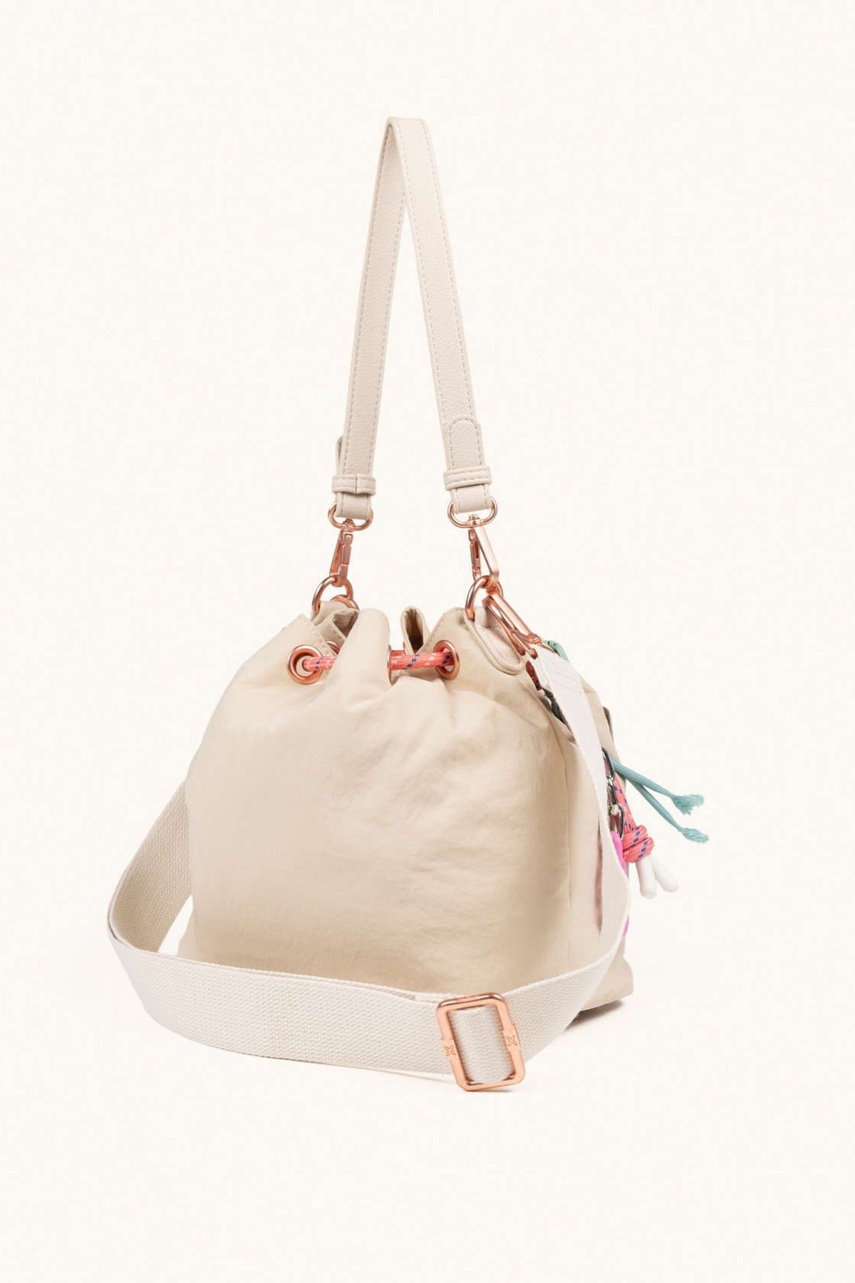 MUNICH DEEP RECYCLED FW BUCKET en color BEIS  (2)