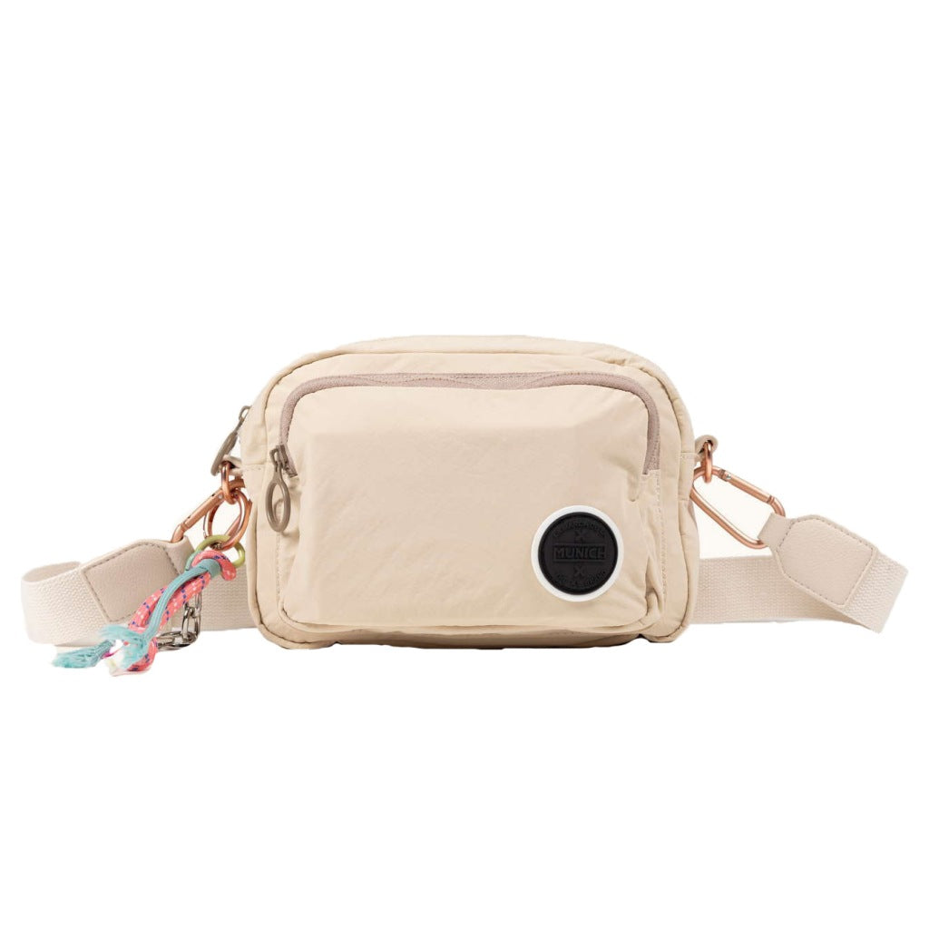 MUNICH DEEP RECYCLED FW CROSSBODY en color BEIS  (1)