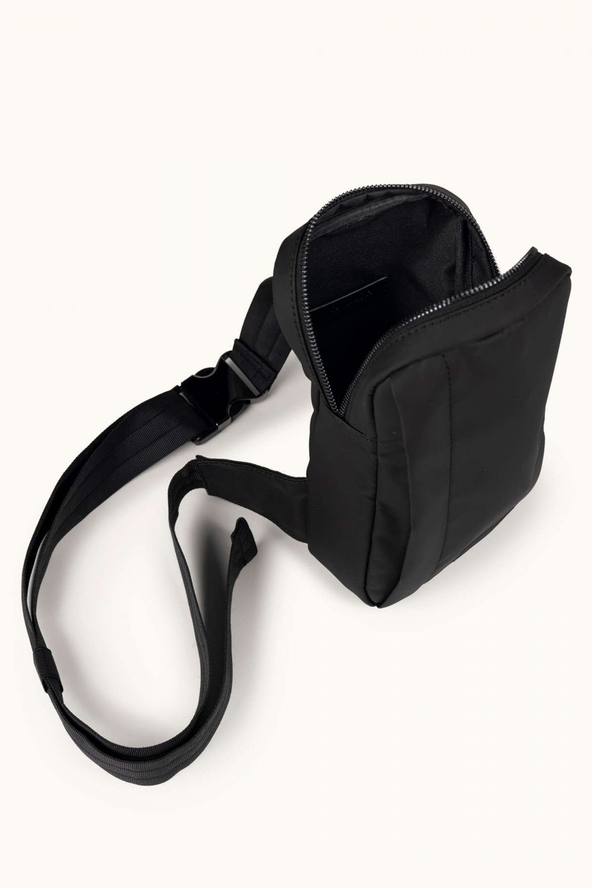 MUNICH PEAK RECYCLED FW CROSSBODY BACKPACK en color NEGRO  (3)