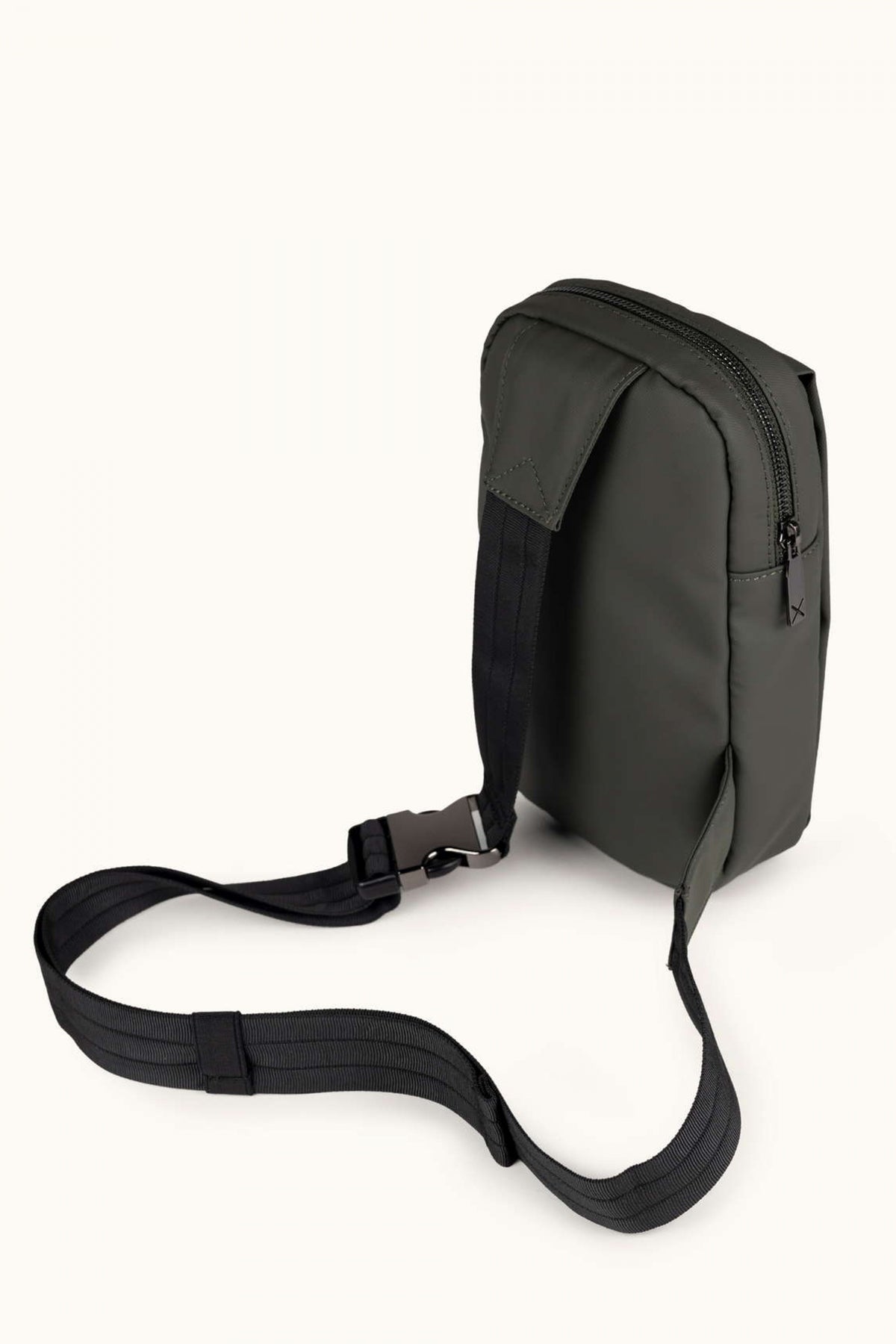 MUNICH PEAK RECYCLED FW CROSSBODY BACKPACK en color VERDE  (2)