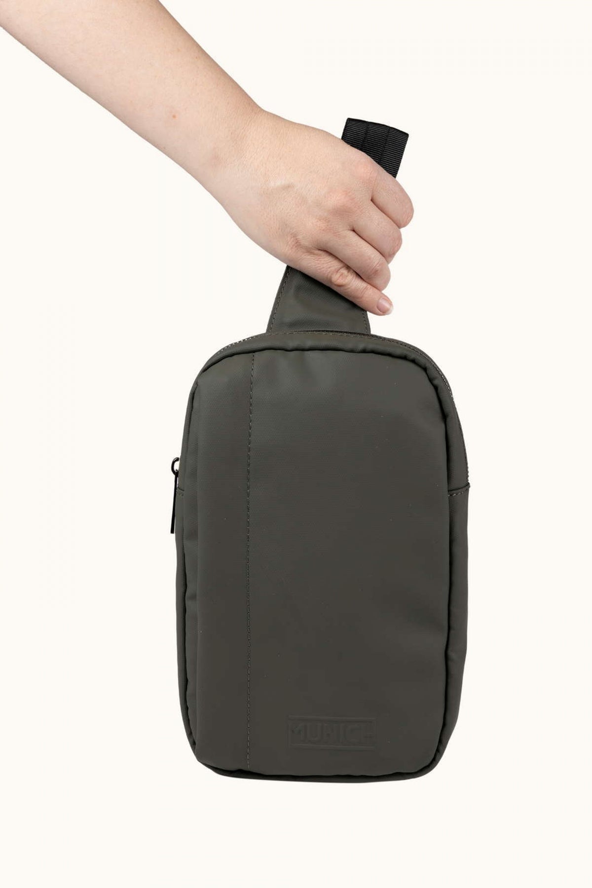 MUNICH PEAK RECYCLED FW CROSSBODY BACKPACK en color VERDE  (4)