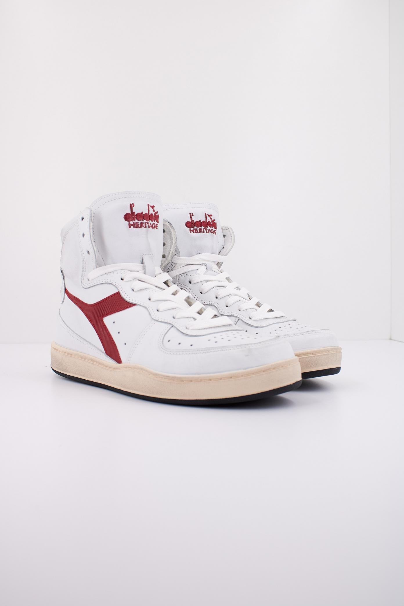 DIADORA HERITAGE  ALTO BASKET USED en color BLANCO  (2)
