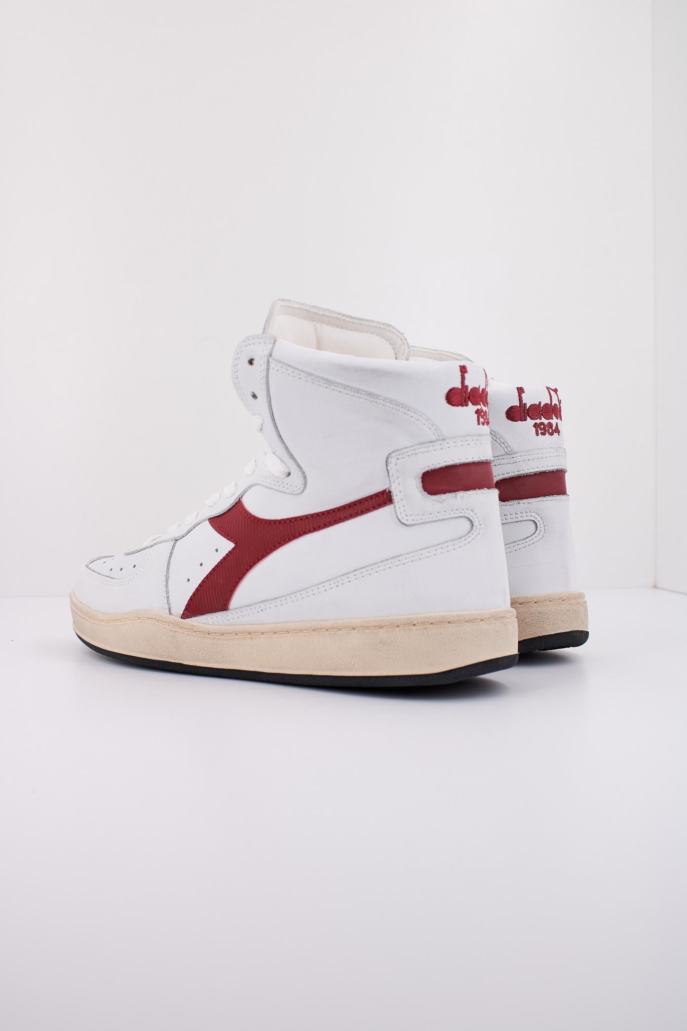 DIADORA HERITAGE  ALTO BASKET USED en color BLANCO  (4)