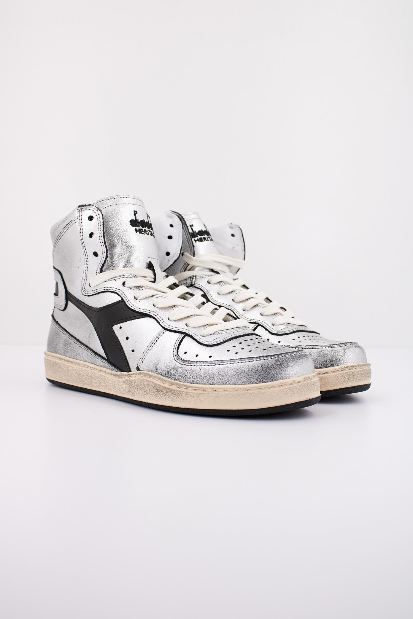 DIADORA HERITAGE BASKET USED en color PLATA  (2)
