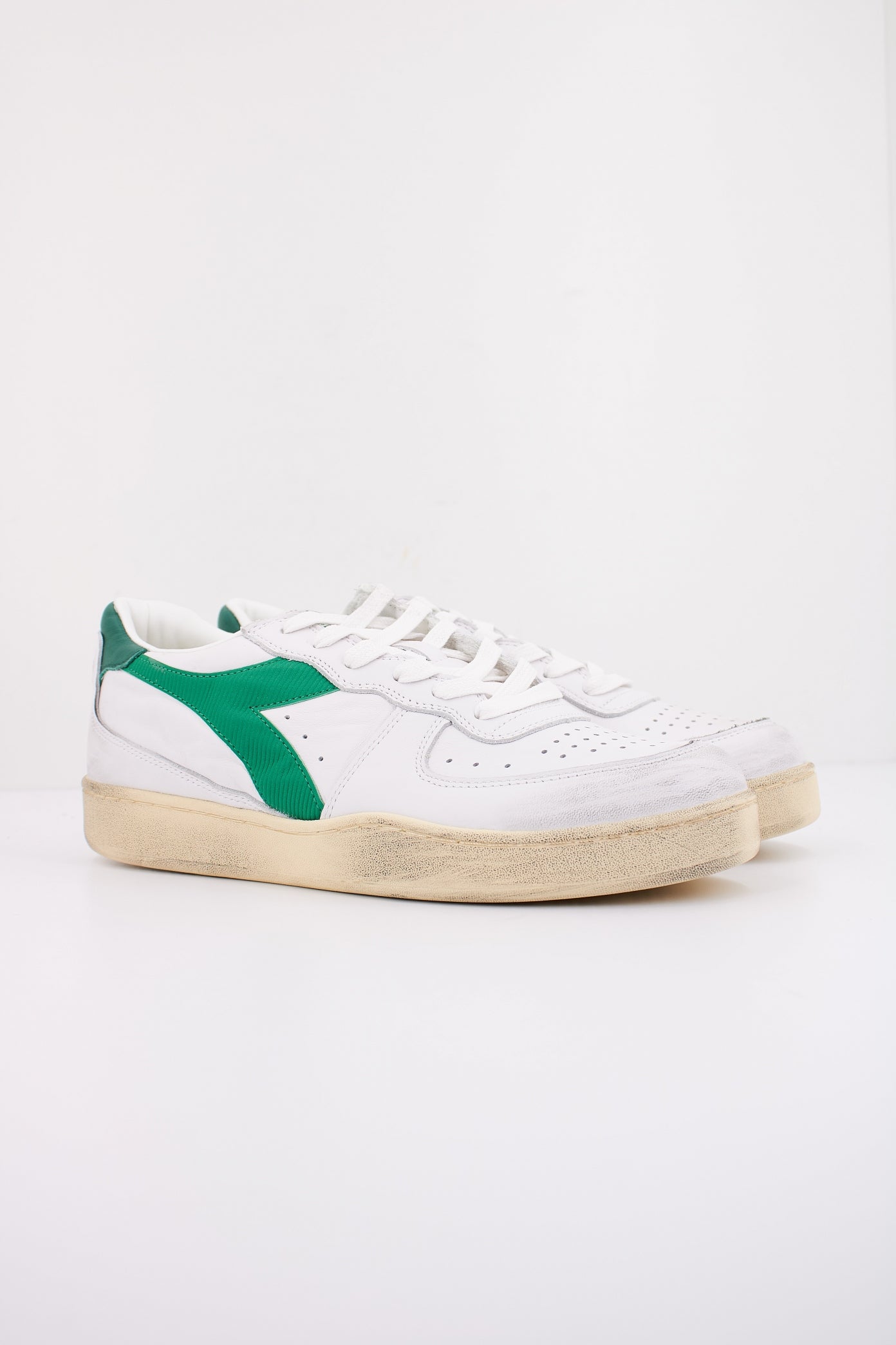 DIADORA HERITAGE BASKET LOW USED en color BLANCO  (2)