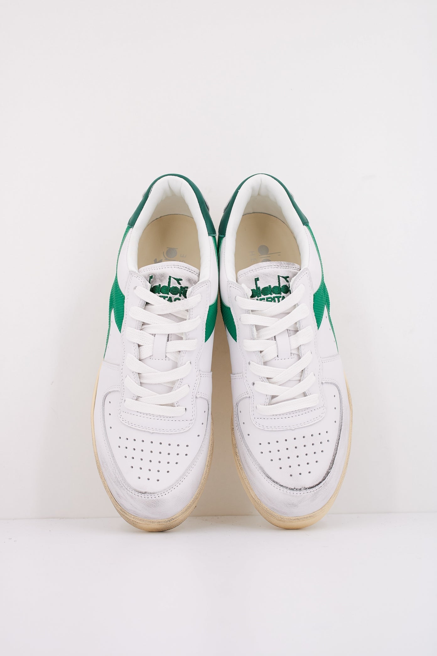 DIADORA HERITAGE BASKET LOW USED en color BLANCO  (3)