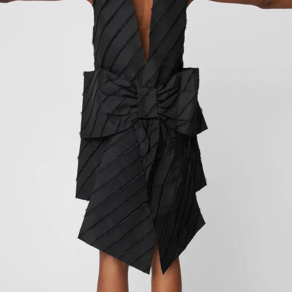 STELLA NOVA MINI DRESS WITH BOW DETAI en color NEGRO  (5)