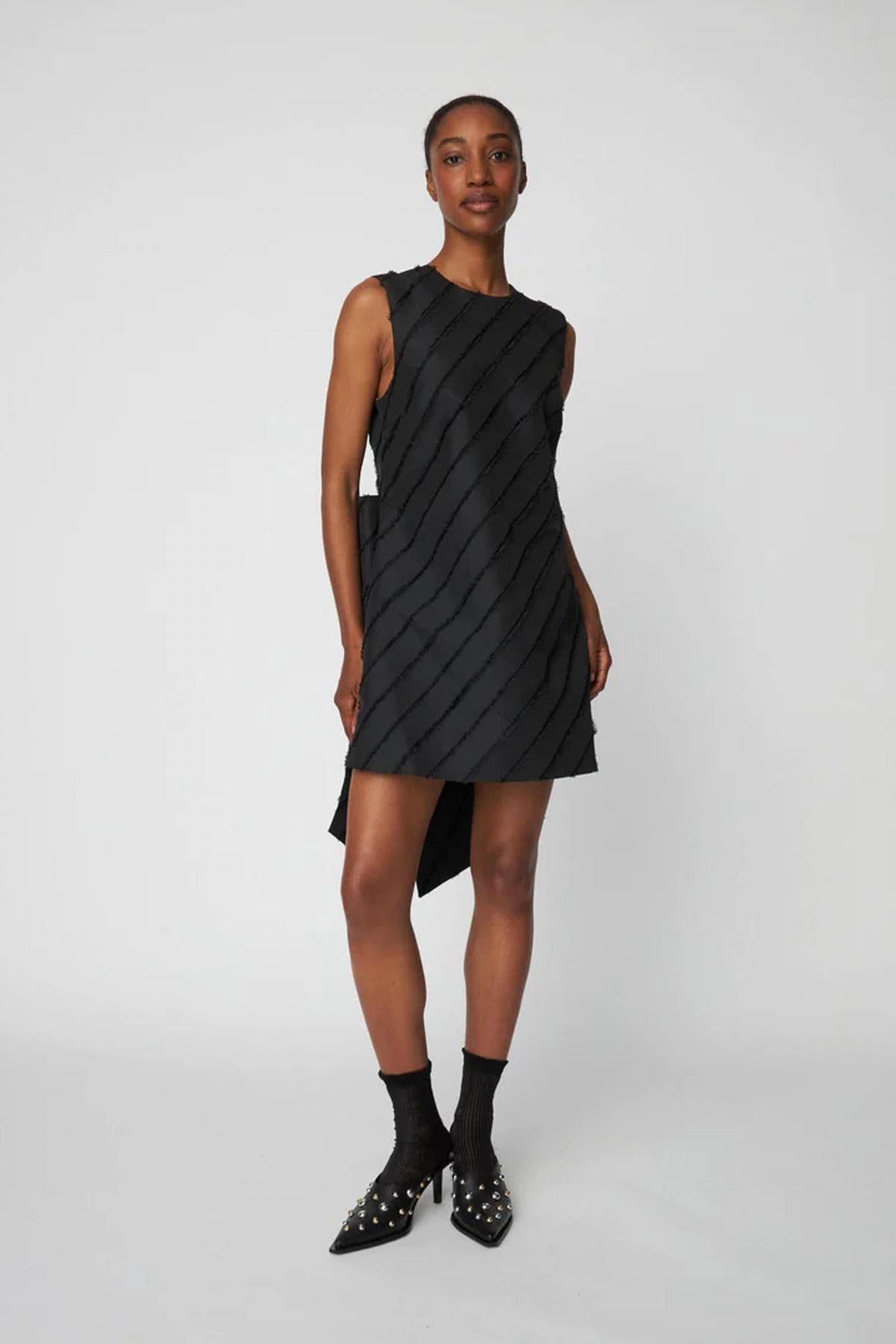 STELLA NOVA MINI DRESS WITH BOW DETAI en color NEGRO  (1)