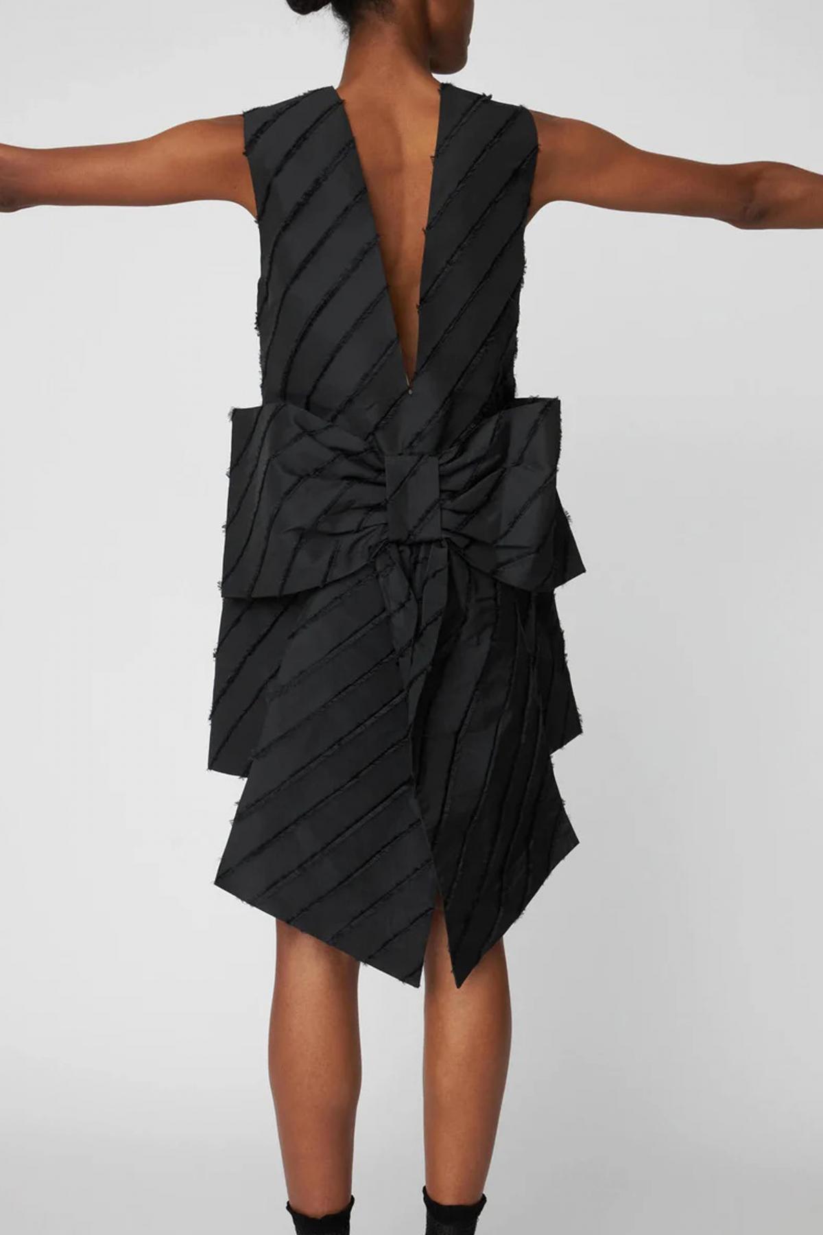 STELLA NOVA MINI DRESS WITH BOW DETAI en color NEGRO  (2)