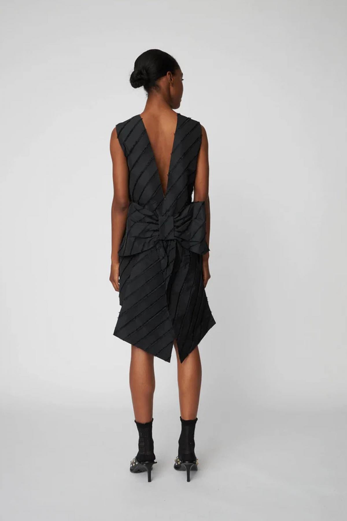 STELLA NOVA MINI DRESS WITH BOW DETAI en color NEGRO  (3)