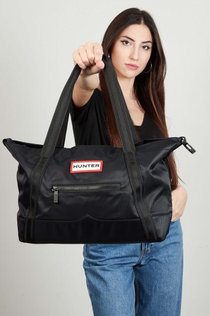HUNTER TOTE NYLON MIDI en color NEGRO  (5)