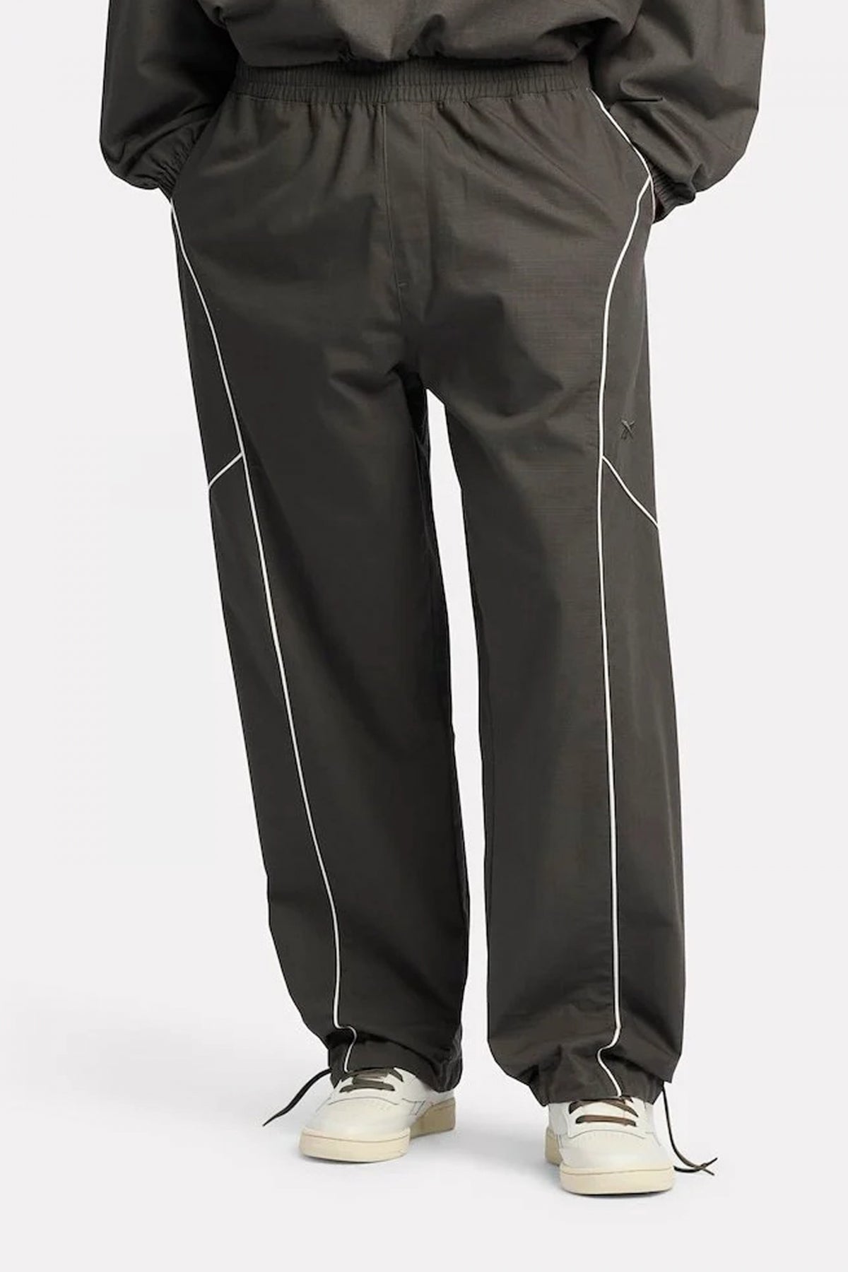REEBOK TRACK PANT en color NEGRO  (1)