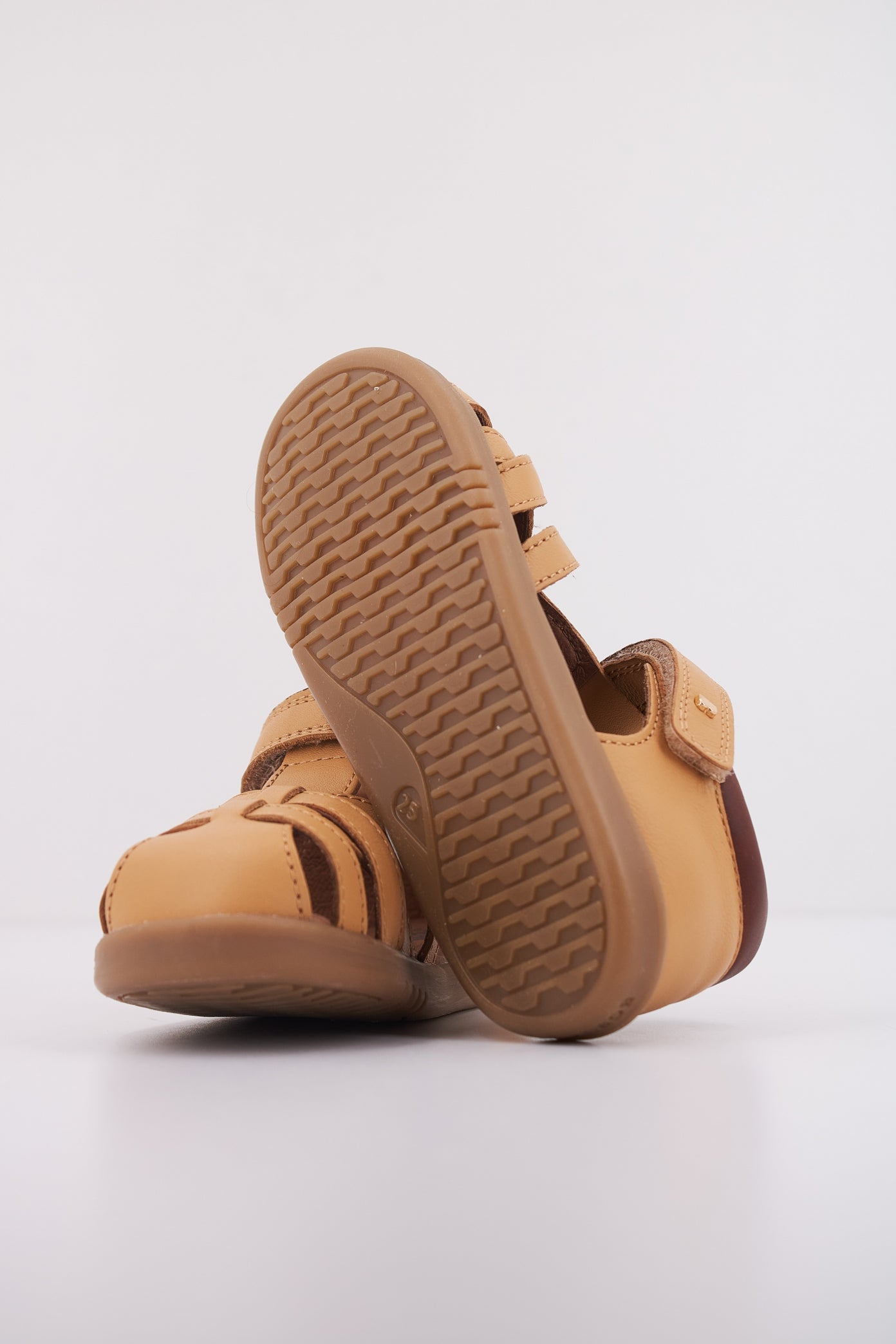 BOBUX CROSS JUMP en color MARRON CLARO  (5)