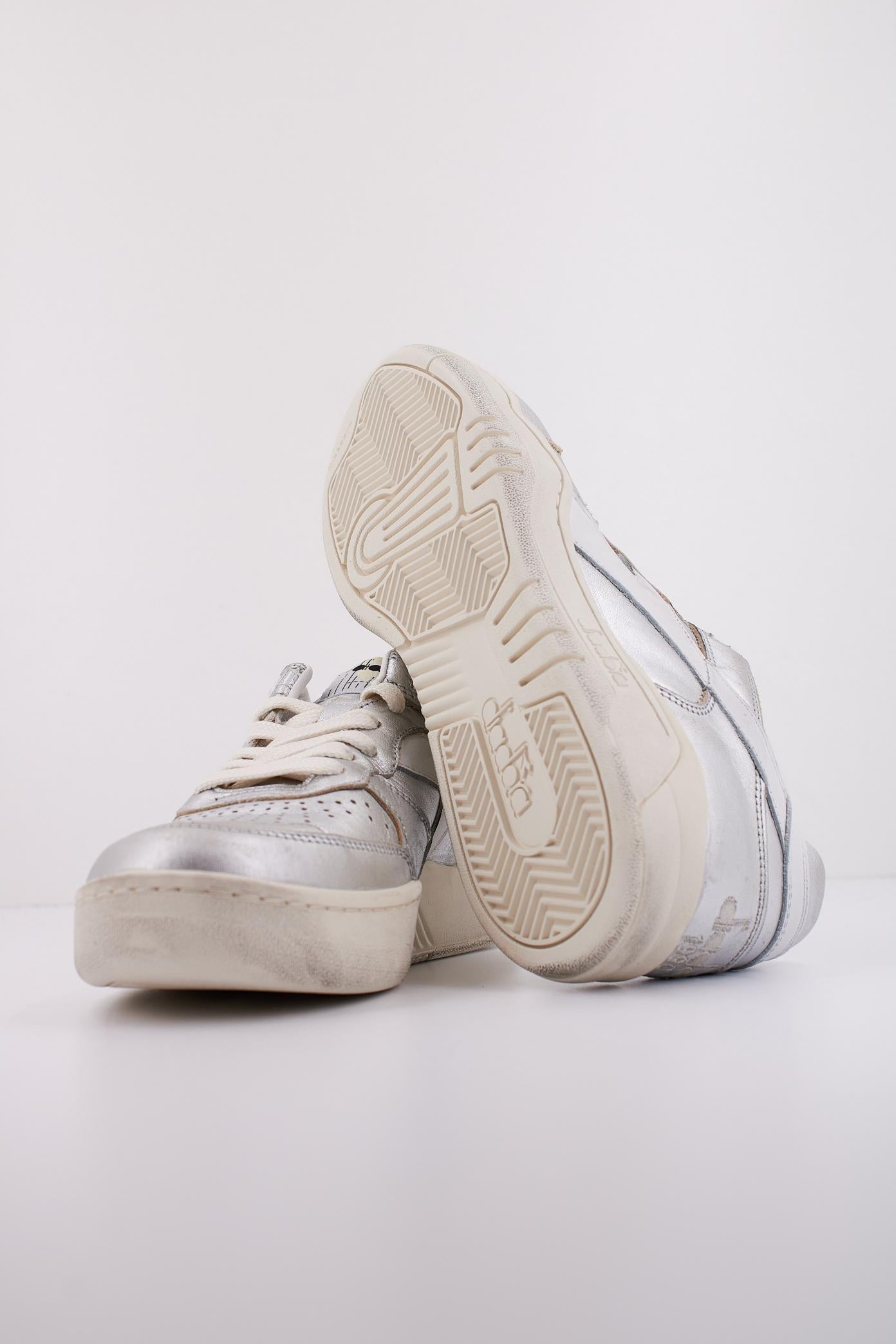 DIADORA METAL WN en color PLATA  (5)
