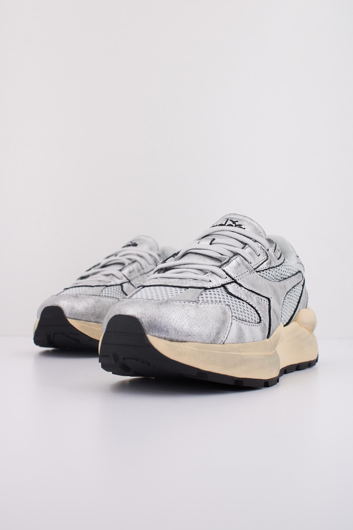 DIADORA MERCURY ELITE en color PLATA  (2)