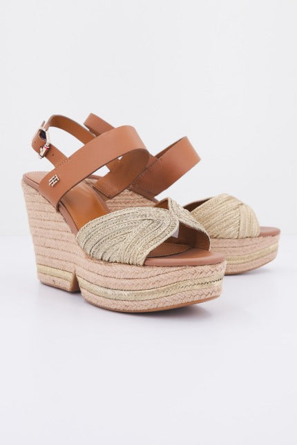TOMMY HILFIGER ARTISANAL HIGH WEDGE en color ORO  (1)