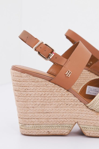 TOMMY HILFIGER ARTISANAL HIGH WEDGE en color ORO  (4)