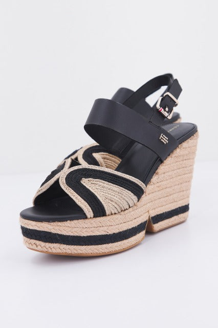 TOMMY HILFIGER ARTISANAL HIGH WEDGE en color NEGRO  (1)