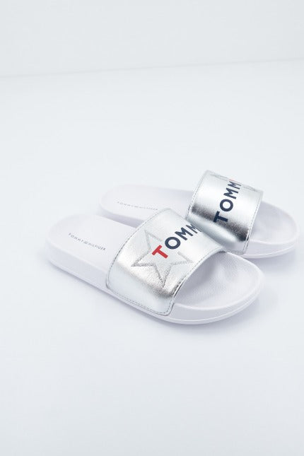 TOMMY HILFIGER LOGO PRINT SLIDER en color PLATA  (1)