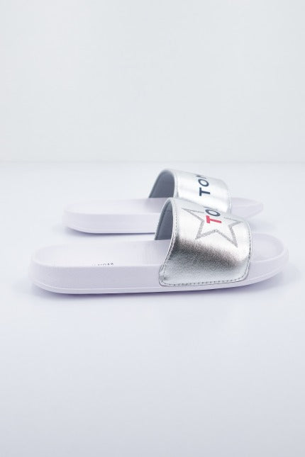 TOMMY HILFIGER LOGO PRINT SLIDER en color PLATA  (2)
