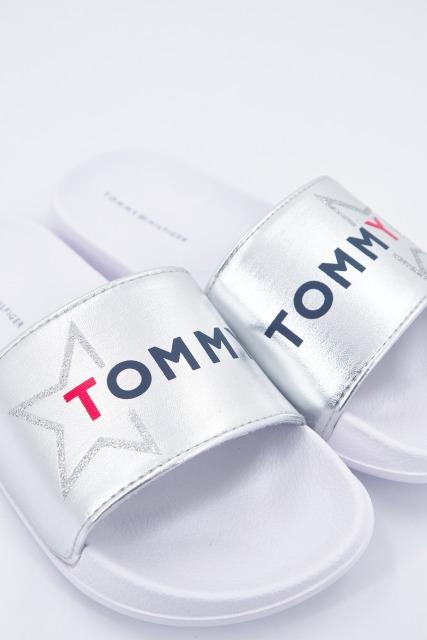 TOMMY HILFIGER LOGO PRINT SLIDER en color PLATA  (4)