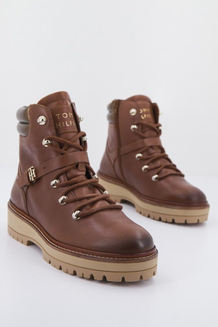 TOMMY HILFIGER  POLISHED LEATHER FLAT BO en color MARRON  (2)