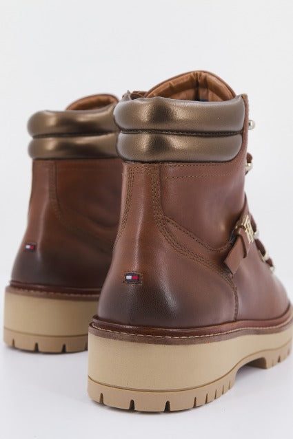 TOMMY HILFIGER  POLISHED LEATHER FLAT BO en color MARRON  (3)