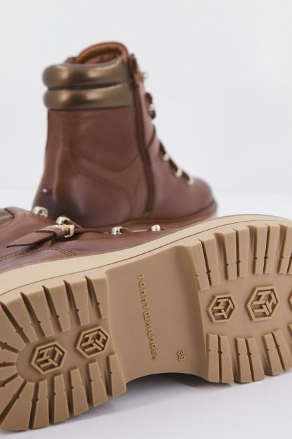 TOMMY HILFIGER  POLISHED LEATHER FLAT BO en color MARRON  (4)