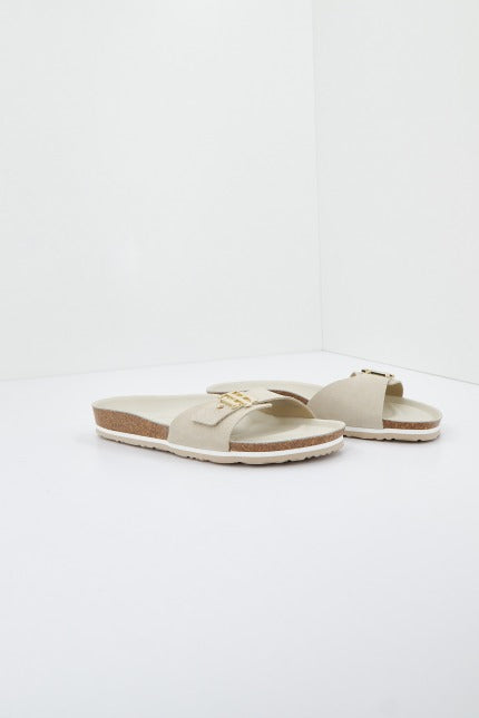 TOMMY HILFIGER TH MOLDED FOOTBED FLAT S en color BEIS  (1)