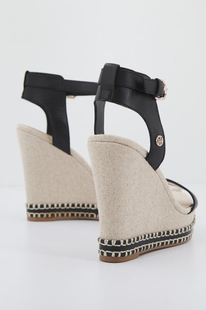 TOMMY HILFIGER ELEVATED SIGNATURE WEDGE en color NEGRO  (3)