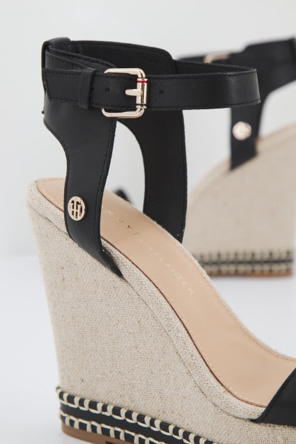 TOMMY HILFIGER ELEVATED SIGNATURE WEDGE en color NEGRO  (4)
