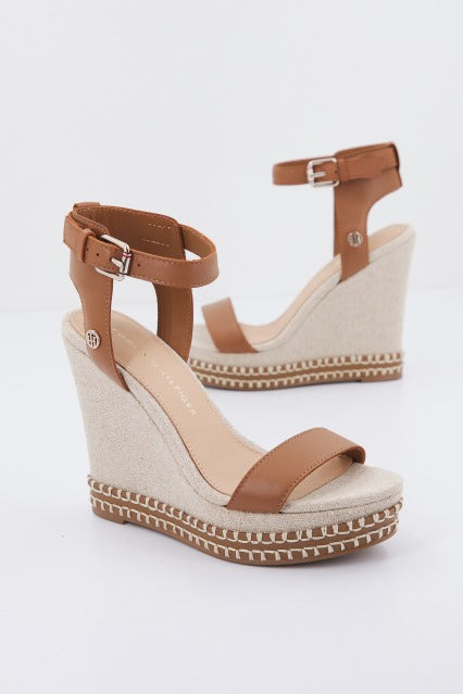 TOMMY HILFIGER ELEVATED SIGNATURE WEDGE en color MARRON  (1)