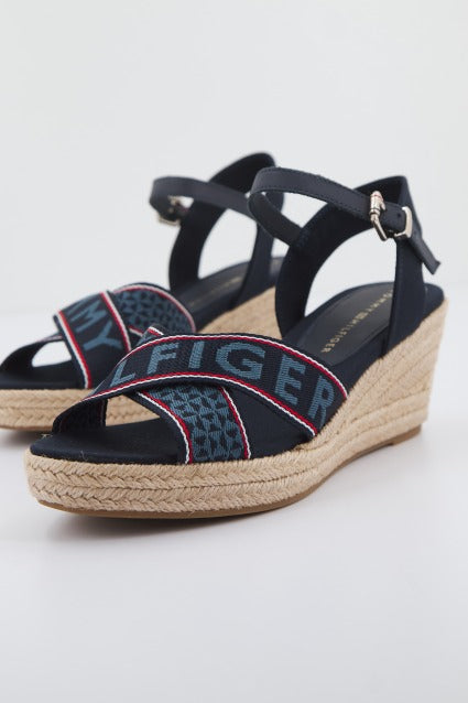 TOMMY HILFIGER WEBBING LOW WEDGE en color AZUL  (2)