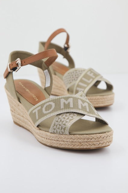 TOMMY HILFIGER WEBBING LOW WEDGE en color VERDE  (1)
