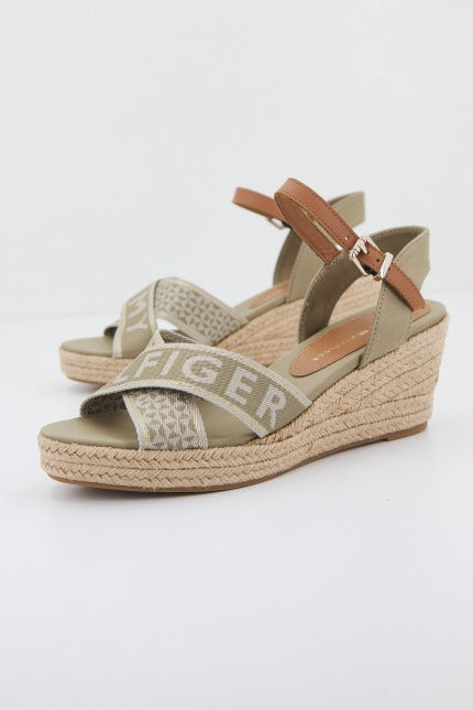 TOMMY HILFIGER WEBBING LOW WEDGE en color VERDE  (2)