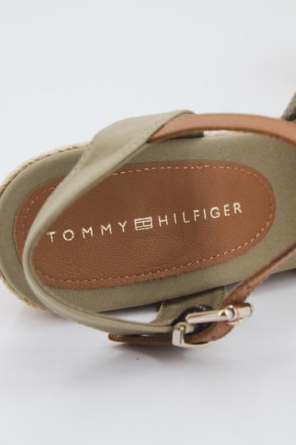 TOMMY HILFIGER WEBBING LOW WEDGE en color VERDE  (4)