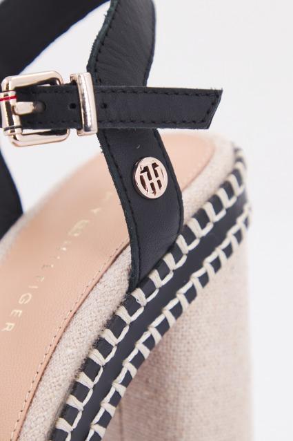 TOMMY HILFIGER ELEVATED SIGNATURE HEEL en color NEGRO  (4)