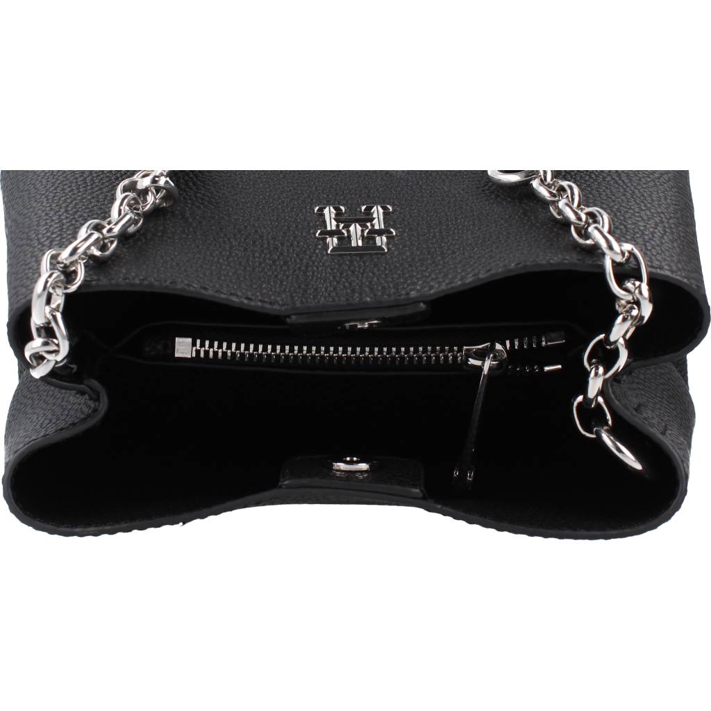 TOMMY HILFIGER  TH EMBLEM CROSSOVER en color NEGRO  (4)