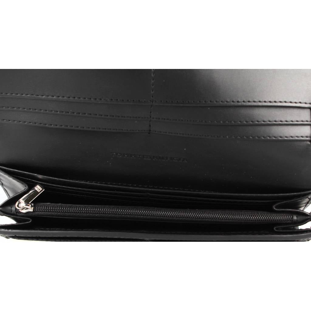 TOMMY HILFIGER  TH EMBLEM LARGE FLAP WAL en color NEGRO  (4)