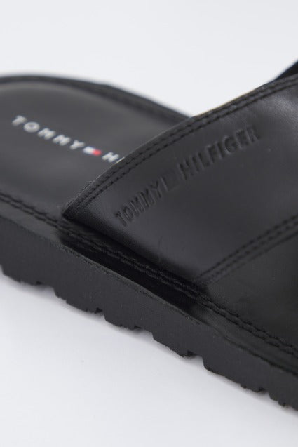 TOMMY HILFIGER CRISS CROSS SANDAL en color NEGRO  (4)