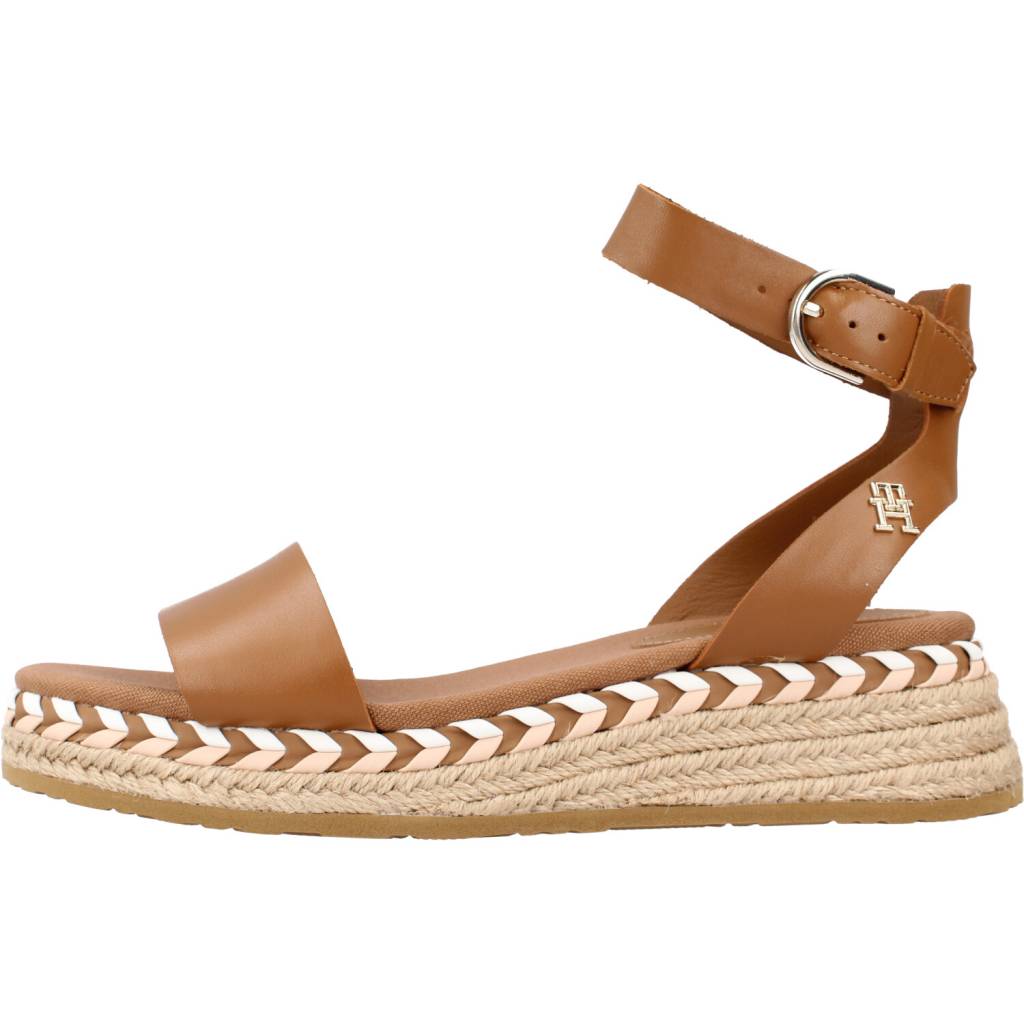 TOMMY HILFIGER LOW WEDGE SANDAL en color MARRON  (2)